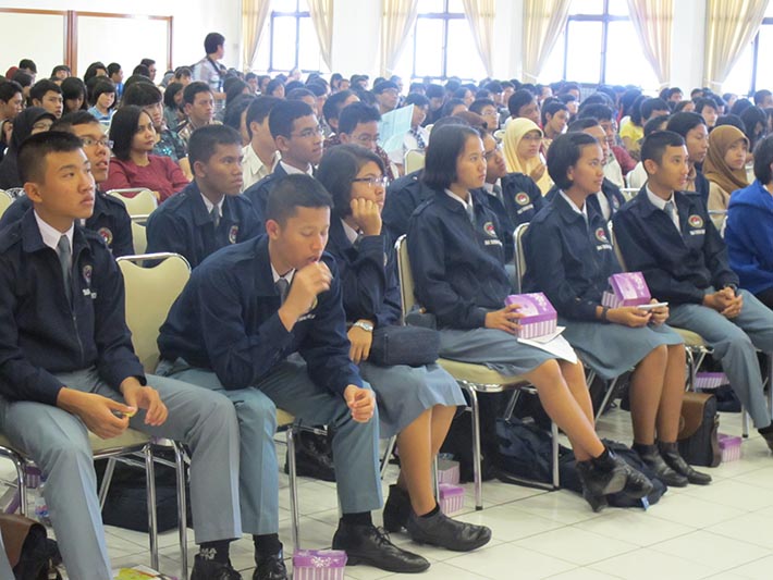 Kelompok peserta dari SMA Taruna Nusantara, Magelang, Jawa Tengah