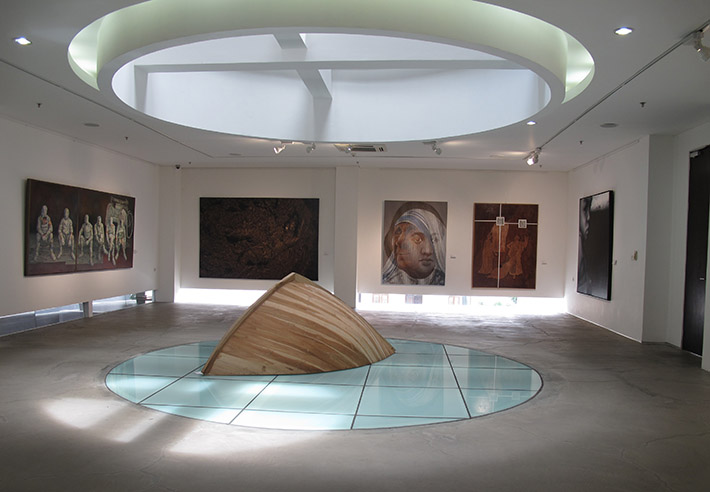 Bagian lain dari Galeri Art:1 dengan seni instalasi di bagian tengah