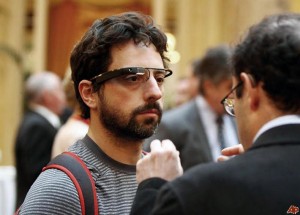 Sergey Brin dengan Google Glass ciptaannya (nimg.sulekha.com)