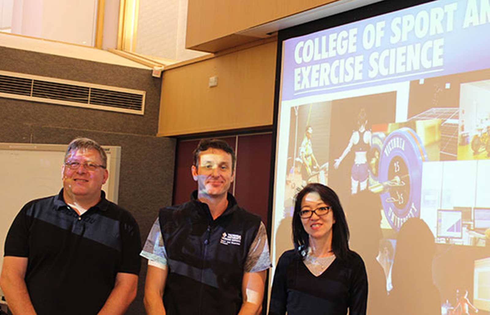 Ina dan dua profesor olahraga dari Victoria University, Melbourne (foto: Jurusanku)