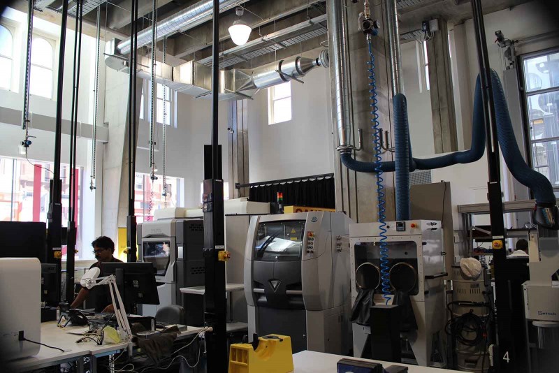 Beberapa 3D printer berskala industri di Advanced Manufacturing and Design Centre pada University of Swinburne, Australia (foto: jurusanku.com)